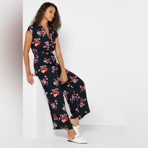 Vero Moda navy blue, floral l, short sleeve jumpsuit.